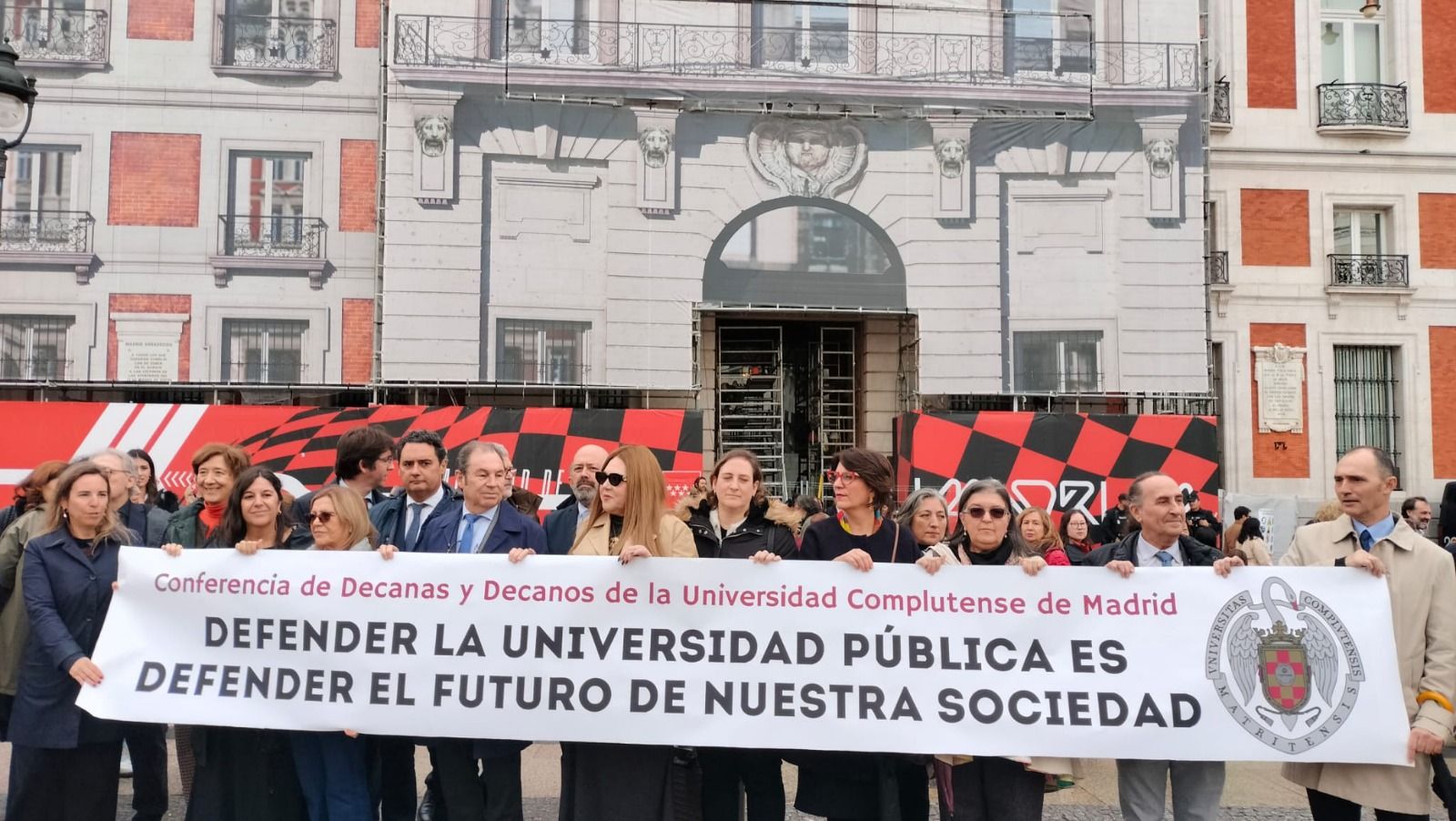 Representantes de los veintiséis decanatos de la Universidad Complutense de Madrid durante una concentración ante la sede del Gobierno regional de Isabel Díaz Ayuso para exigir una financiación adecuada que permita ofrecer un servicio de calidad a las universidades públicas.