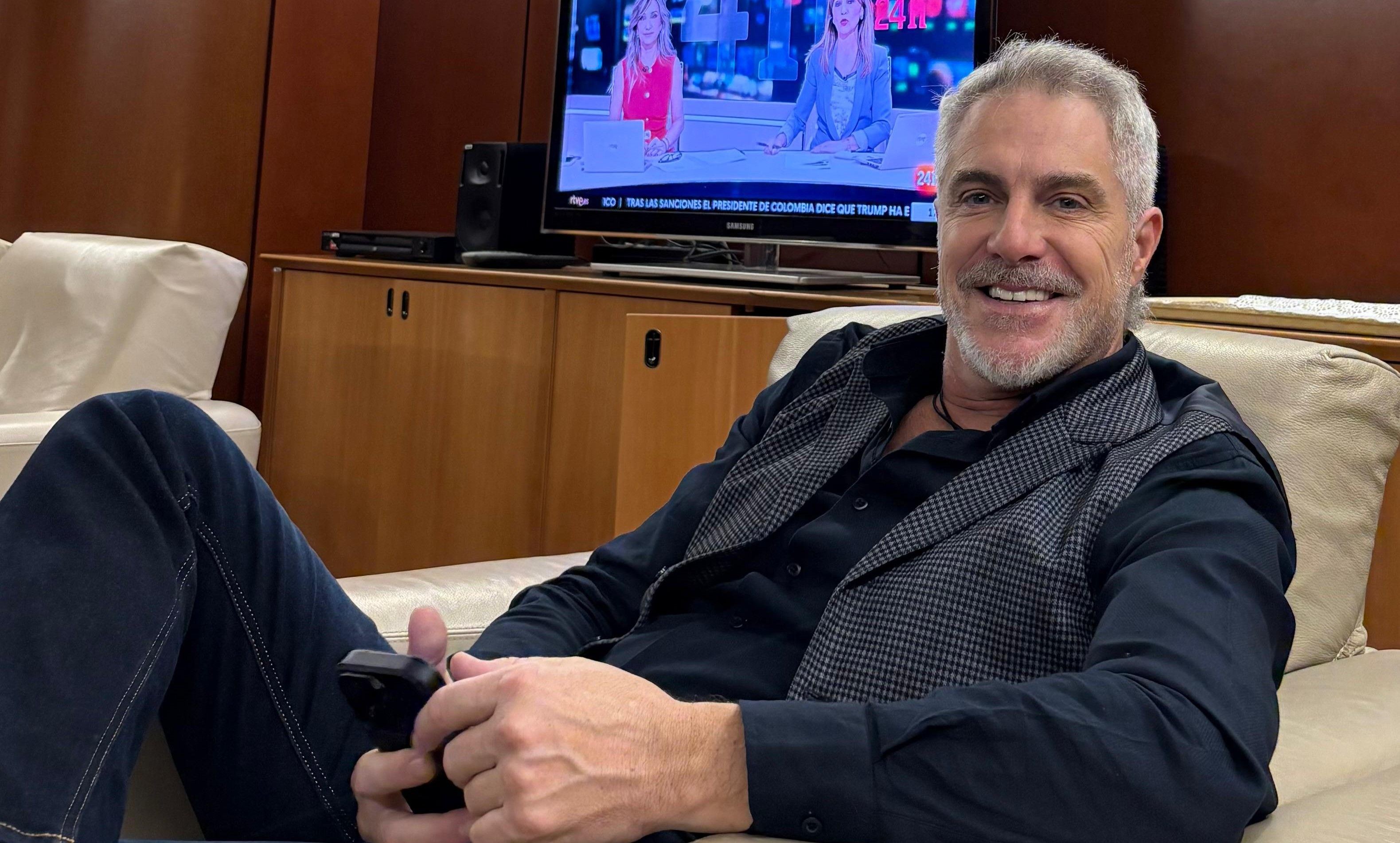 Lisardo Guarinos canta al mar que separa y a la vez reúne corazones.