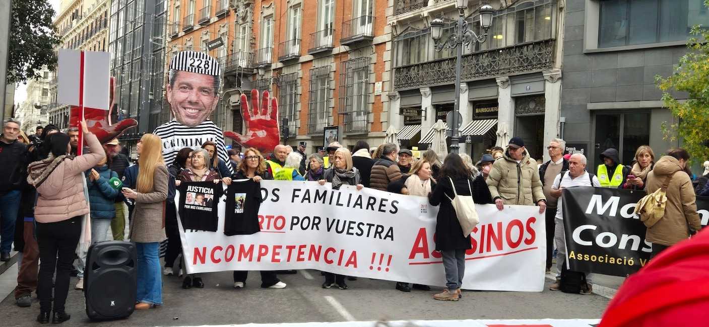 Víctimas de la dana protestan contra Mazón a las puertas del Congreso