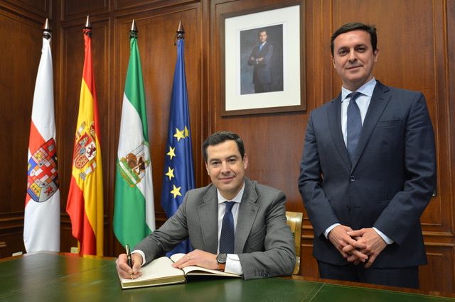 Moreno Bonilla y el presidente de la Diputación de Almería, Javier Aureliano García, detenido este martes por la UCO, durante una visita institucional.