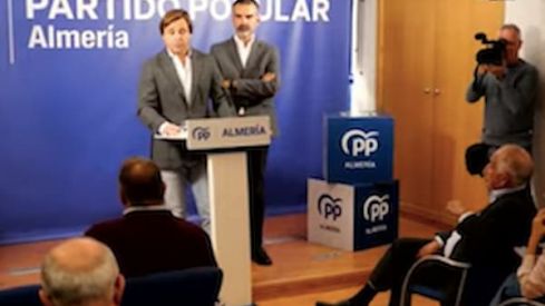 El expresidente de la Diputación de Almería, Gabriel Amat (abajo) asiste a la rueda de prensa