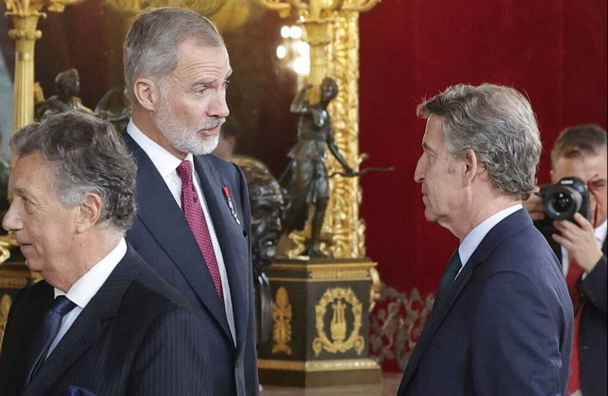 Felipe VI con Feijóo durante la entrega del Toisón de Oro