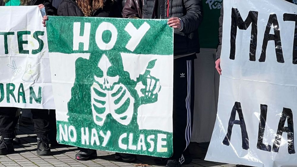 Una pancarta en apoyo a la universidad pública madrileña