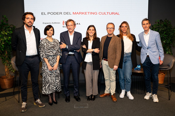 Ponentes del Corte Inglés, NTT DATA, Endesa, Famosa y Coca Cola e Ymás junto con representantes de Asociación de Marketing de España. Foto “Asociación Marketing de España”
