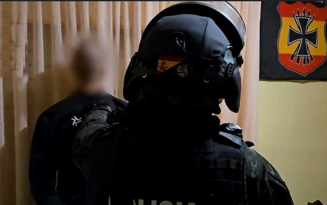 Un policía detiene a uno de los integrantes de La Base en Castellón Un policía detiene a uno de los integrantes de La Base en Castellón