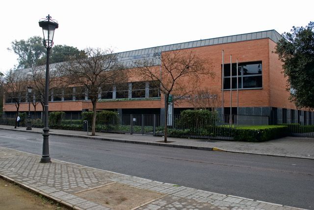 Biblioteca Pública Infanta Elena de Sevilla, donde se celebrará este jueves la presentación del libro negacionista del escritor Juan Soto Ivars.