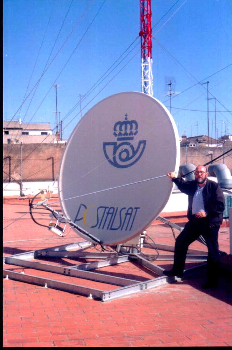 03 Parabola de comunicaciones de Enlace Madrid cordoba por el Hispasat 1a y el autor del artículo en 1995