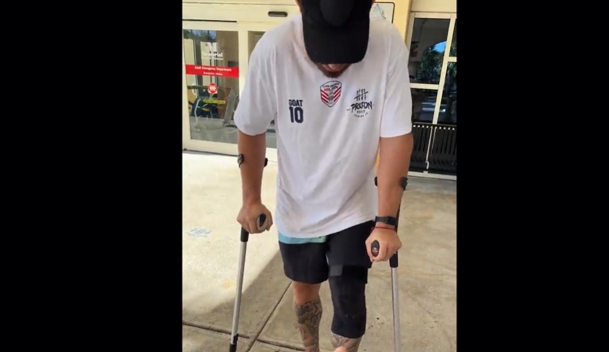 Un paciente con muletas en las urgencias de un hospital de Estados Unidos