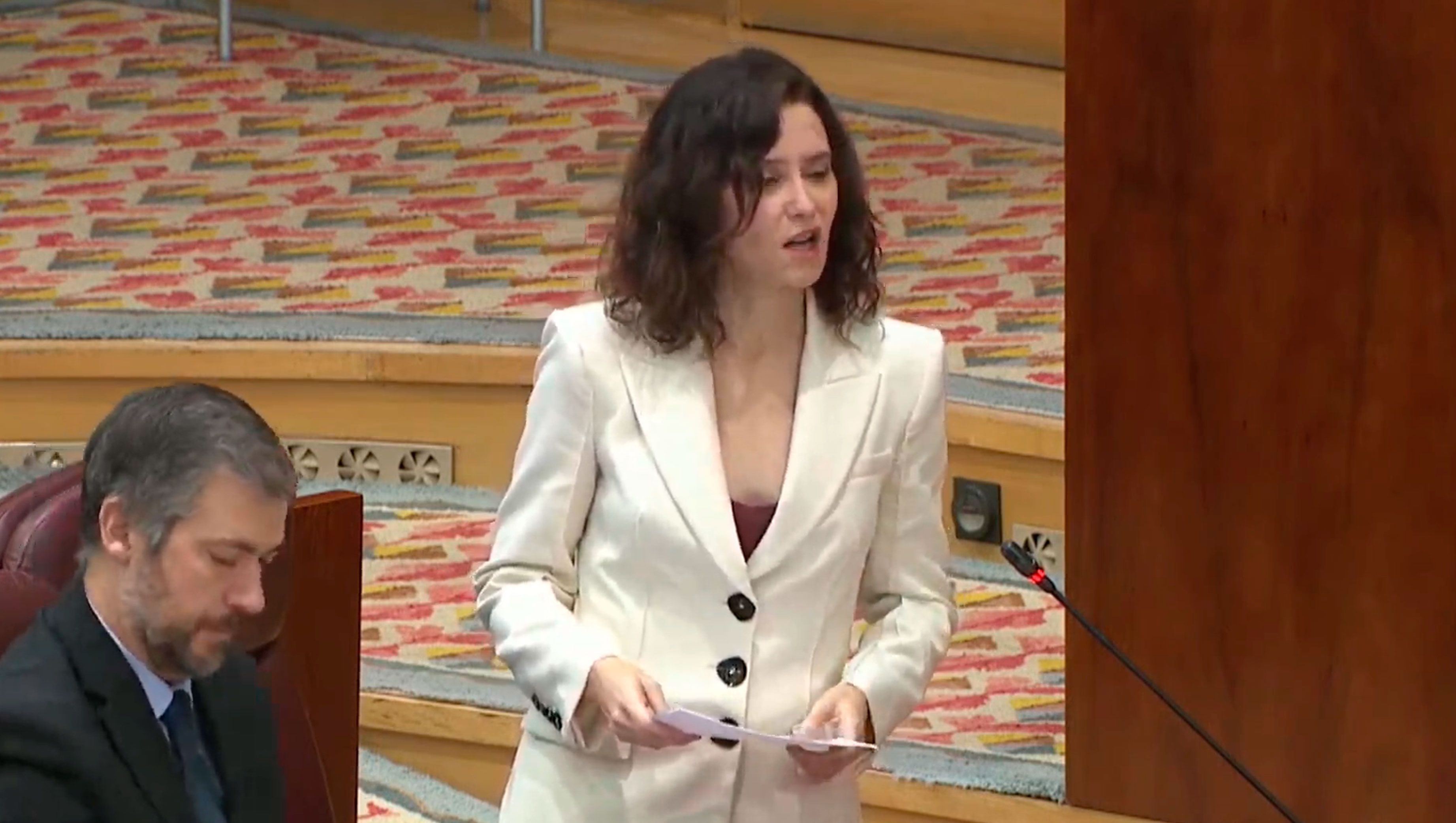 La presidenta de la Comunidad de Madrid, Isabel Díaz Ayuso, hoy, en el pleno de la Asamblea regional
