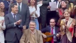 Moreno Bonilla, su consejero de Sanidad y otros miembros del Gobierno andaluz y diputados del PP se volcaron con los villancicos en la sede parlamentaria, que un día antes vivió el veto popular al debate sobre los cribados.