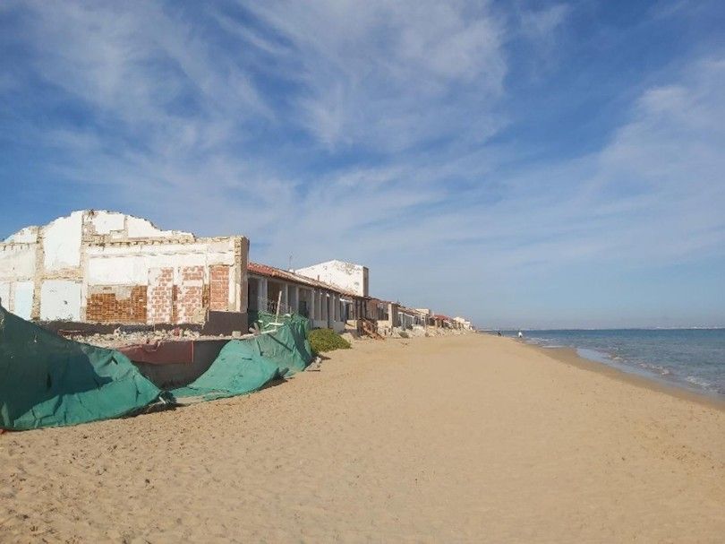 Parón al derribo de la urbanización costera de la playa de Babilonia en Guardamar (Alicante)