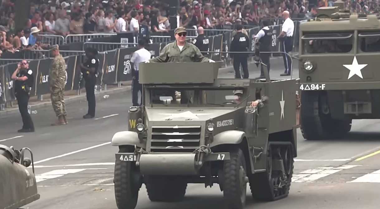 Un momento del desfile de las fuerzas armadas de Estados Unidos presidido por Trump