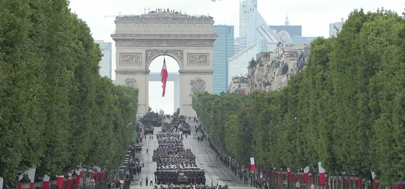 Desfile del ejército francés. Europa se rearma para defender Groenlandia