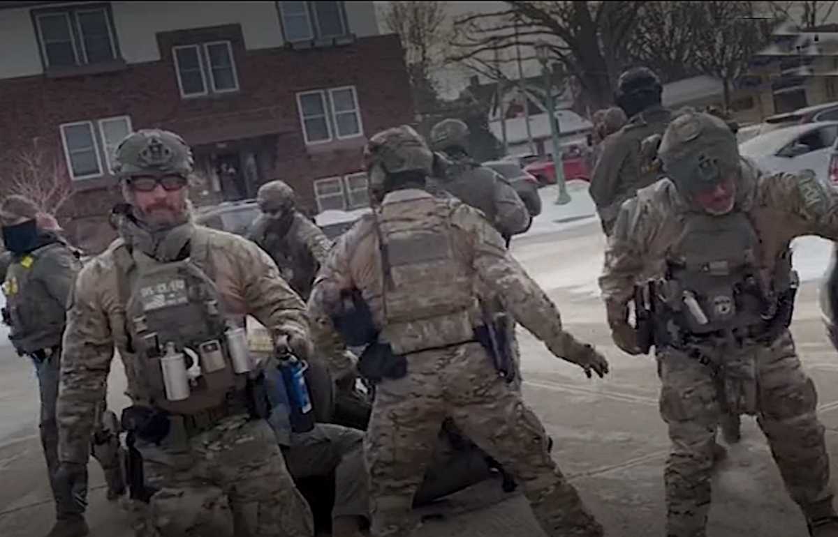 Agentes del ICE, la llamada Gestapo de Trump, detienen a un inmigrante durante una redada