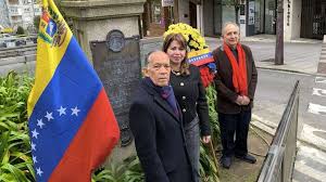 El cónsul de Venezuela visita el monumento