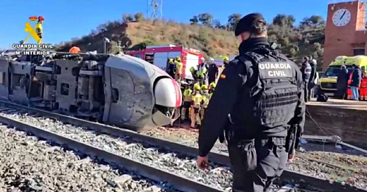 Un agente patrulla la zona del accidente de Adamuz