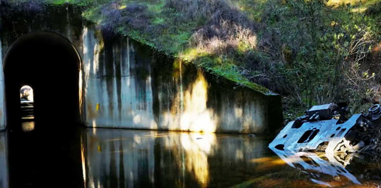 El bogie en el arroyo fotografiado por el New York Times. Imagen: TVE1/ The New York Times