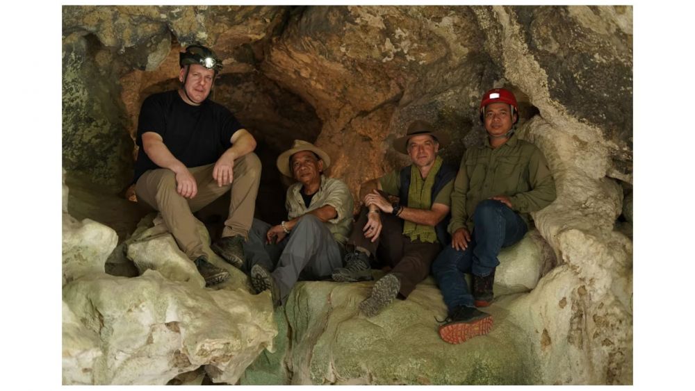 Cuatro de los investigadores autores del estudio sobre lo que podría ser el arte rupestre más antiguo del mundo: De izquierda a derecha: Maxime Aubert, Budianto Hakim, Adam Brumm y Adhi Agus Oktaviana. Ratno Sardi/Universidad Griffith