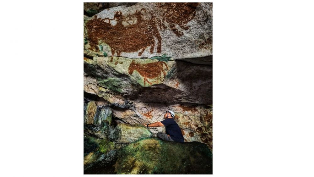 El doctor Shinatria Adhityatama trabajando en la cueva de Sulawesi Crédito Maxime Aubertt