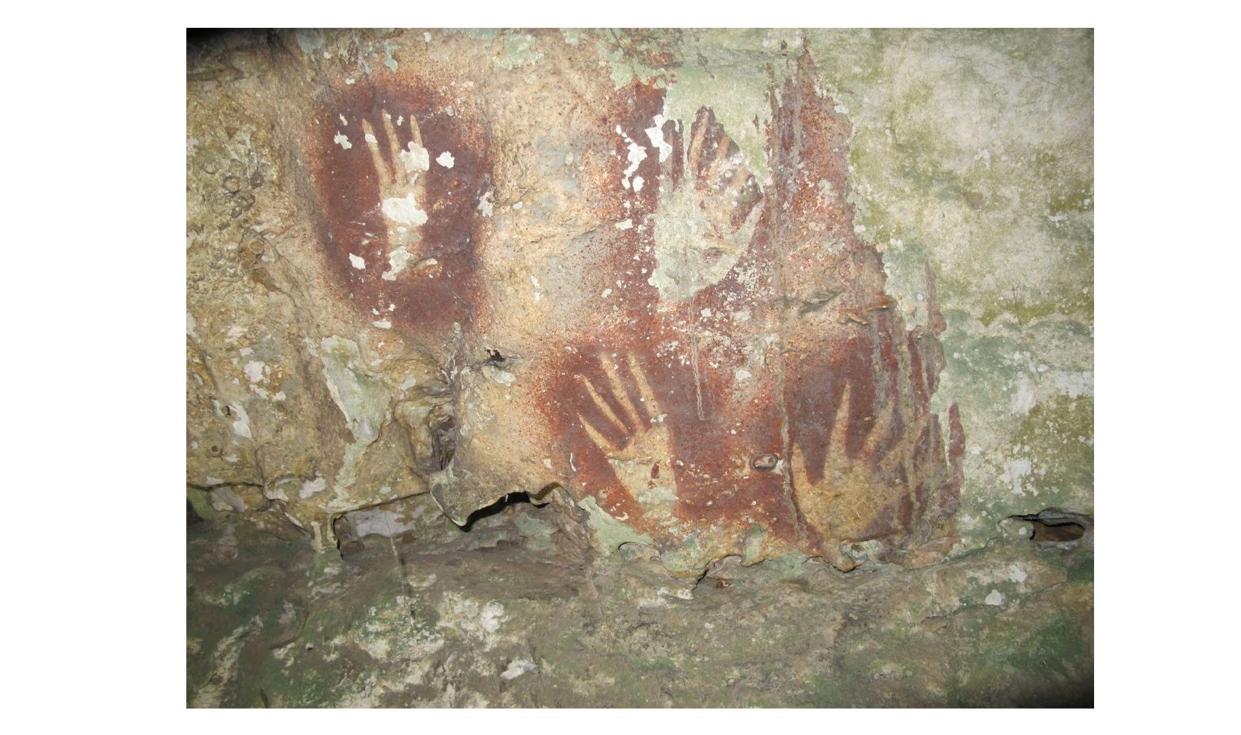 Manos pintadas con estarcido en otra cueva de Indonesia estudiada por el mismo equipo. En este caso tienen unos 50.000 años de antigüedad.