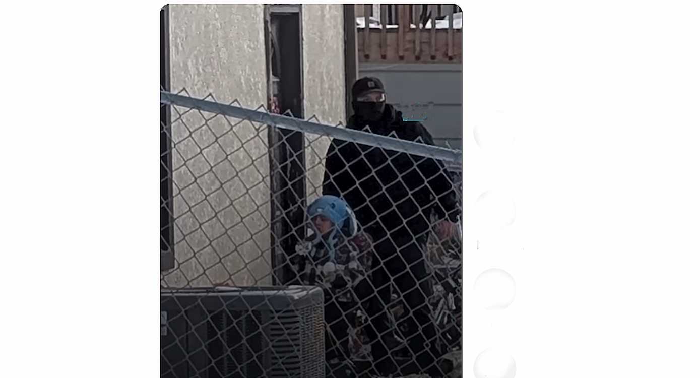 Momento de la detención del pequeño Liam, de cinco años. Imagen: France 24