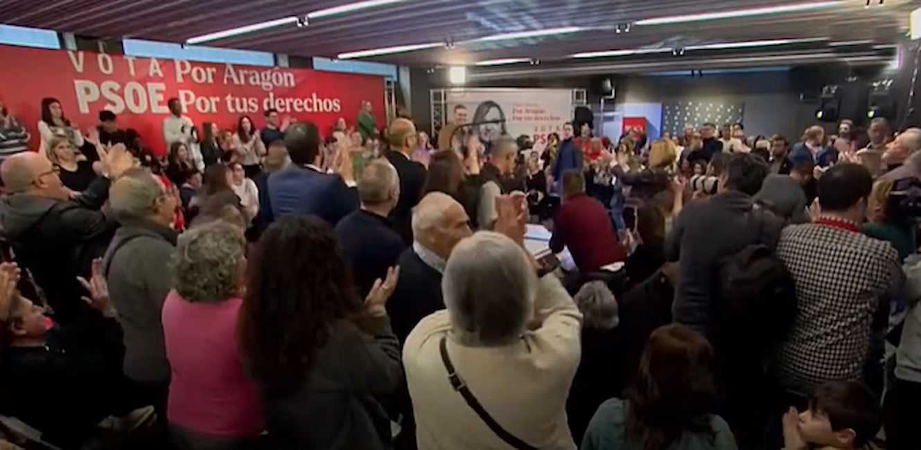 Militantes socialistas aplauden a Sánchez tras ser increpado por una concejala popular. El PP de Feijóo guarda silencio