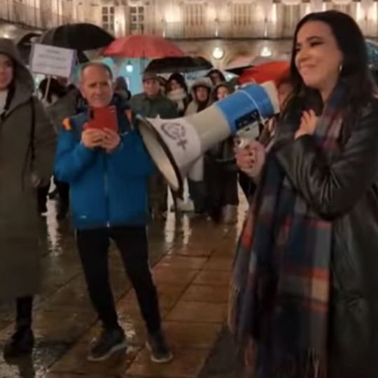 Concentración de apoyo a la analista política Sarah Santaolalla en Salamanca.