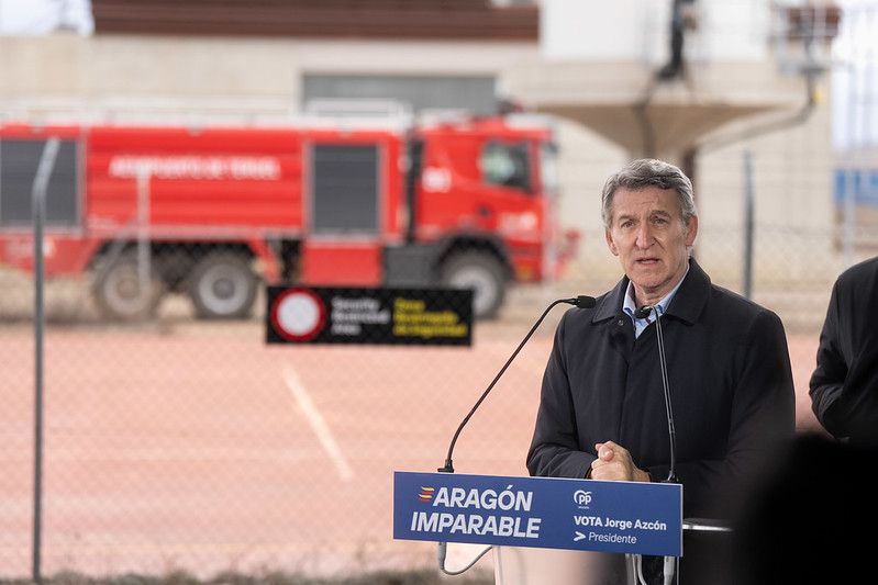 Feijóo se refugia en el “voto útil” ante el avance de Vox y normaliza la dependencia que dice combatir