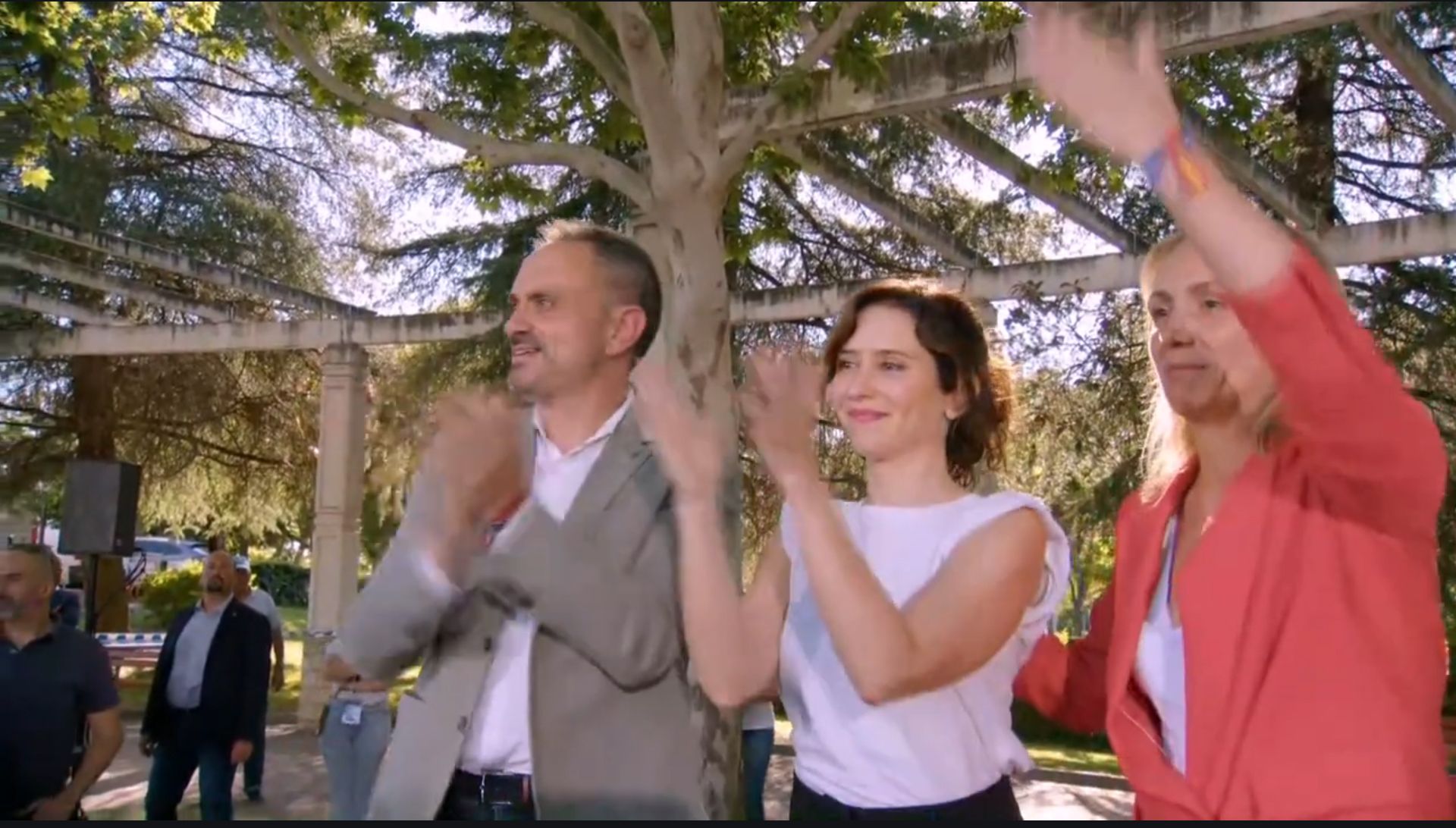 Manuel Bautista e Isabel Díaz Ayuso, en Móstoles el 24 de mayo de 2023.