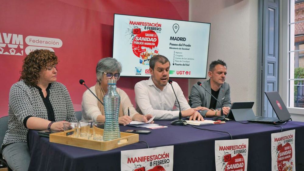 Susana Huertas Moya, secretaria general de UGT Madrid, Paloma López Bermejo, secretaria general de CCOO de Madrid; Sergio Fernández Ruiz, presidente de la ADSPM y Jorge Nacarino, presidente de la FRVM, foto Agustín Millán