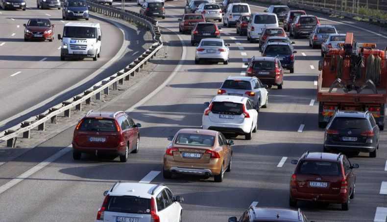 coches por autopista sin atasco