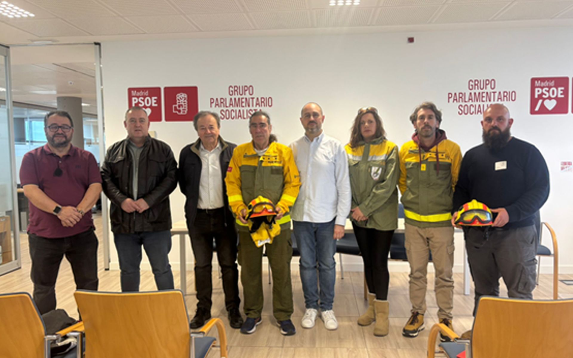 Reunión entre bomberos forestales de TRAGSA y el Grupo Parlamentario Socialista en la Asamblea de Madrid