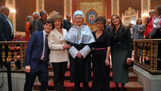 Fernando Ónega junto a su mujer (derecha) y sus hijos cuando fue investido Académico de Honor de la Real Academia Europea de Doctores (RAED) el 13 de marzo de 2025., foto Agustín Millán
