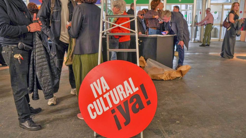 Concentración a favor de reducir el IVA cultural en la inauguración de la Feria de Arte Contemporáneo ARCO 2026, foto Agustín Millán