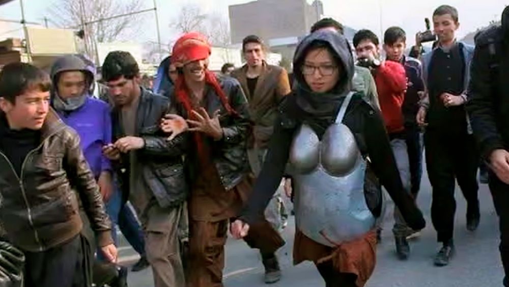 Kubra Khademi estaba rodeada por una multitud, mayoritariamente masculina, que la insultó y la apedreó durante su caminata. Fotografía Twitter