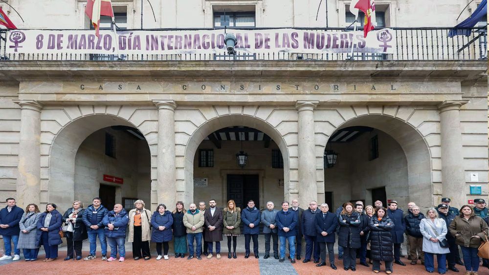 Minuto de silencio por las víctimas frente al Ayuntamiento de Miranda (Burgos), este miércoles.