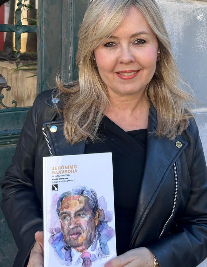 Marta Saavedra con el libro sobre Jerónimo Saavedra