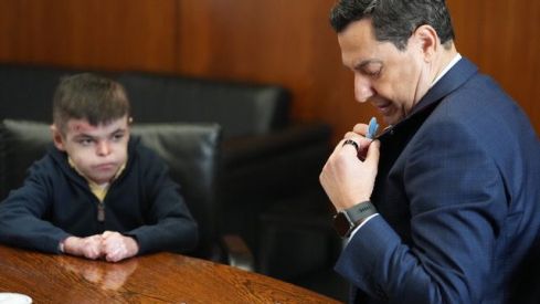 Moreno Bonilla, esta semana en el Parlamento andaluz con Leo, un niño de 12 años enfermo de ‘piel de mariposa’.
