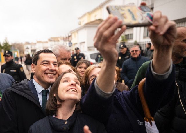 El presidente andaluz se hace un selfi con admiradoras durante un acto oficial.