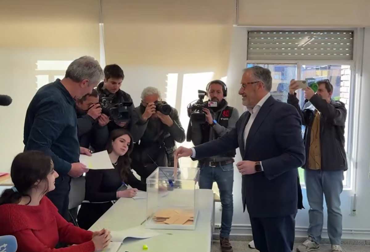 El candidato de Vox en el momento de votar