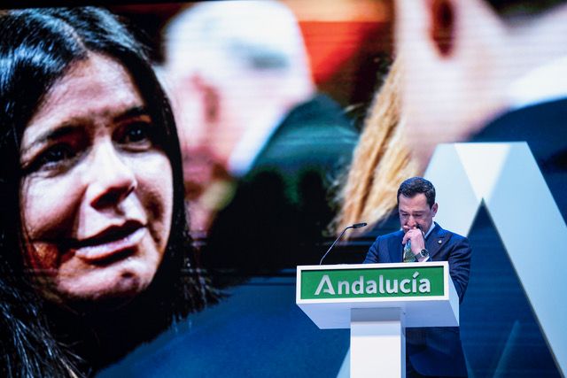 El presidente andaluz se emociona al recordar a las víctimas del accidente de Adamuz durante su discurso del 28F, Día de Andalucía.