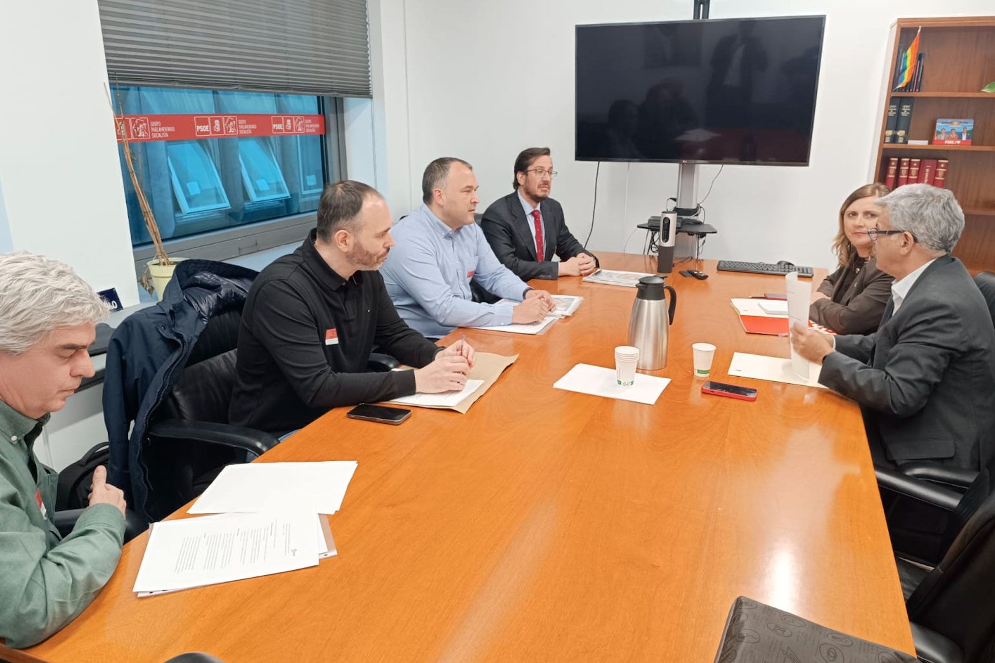 A la izquierda, al fondo, Javier Loriente, coordinador del estudio, Iván Herranz, secretario de DEDIT, Alberto García, presidente de LELL, y Jon Urkiola, presidente de DEDIT; a la derecha, los diputados del PSOE Noelia Cobo y Juan Antonio González Gracia.
