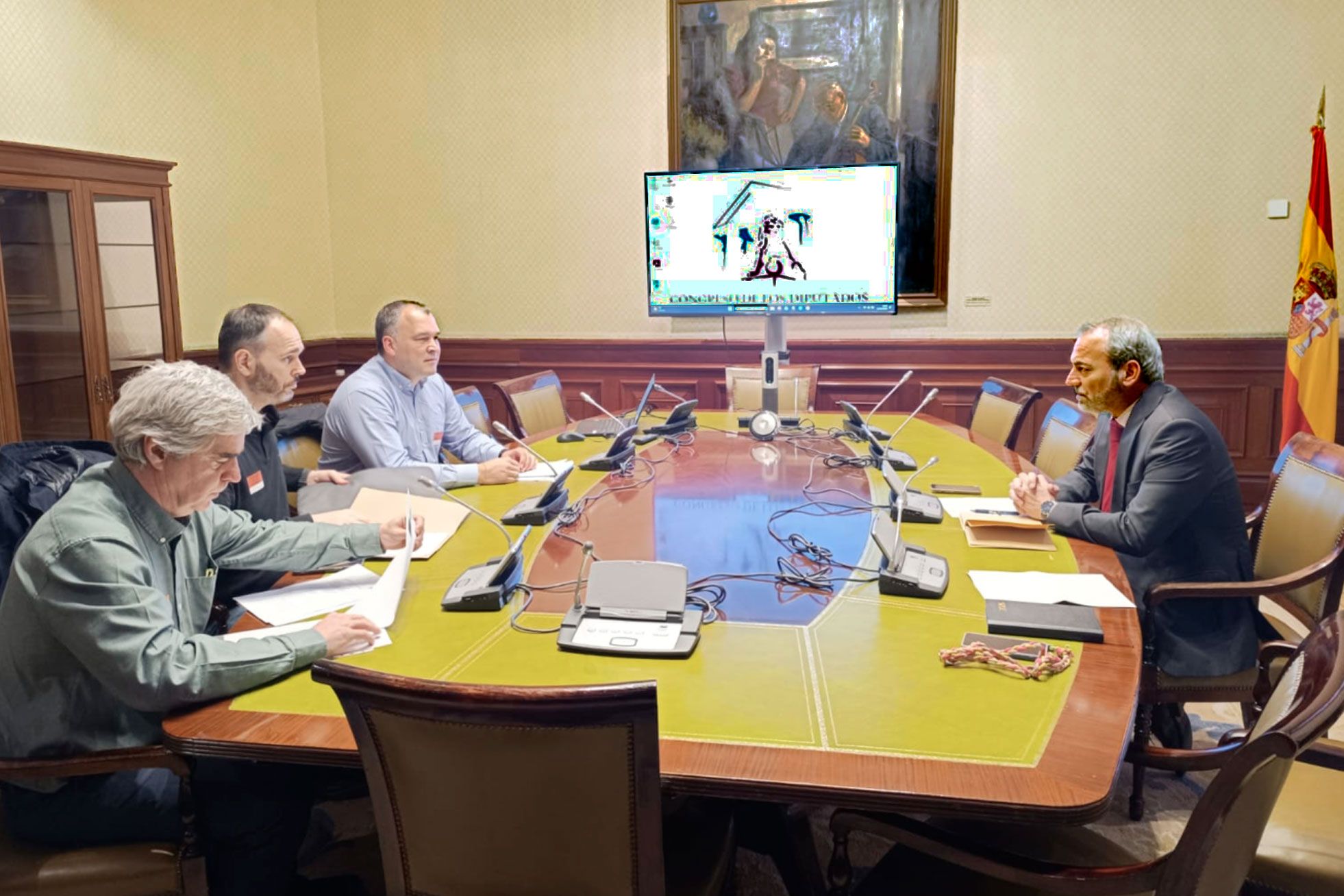 A la izquierda, al fondo, Javier Loriente, coordinador del estudio, Iván Herranz, secretario de DEDIT, Alberto García, presidente de LELL, y Jon Urkiola, presidente de DEDIT; a la derecha, los diputados del PSOE Noelia Cobo y Juan Antonio González Gracia.