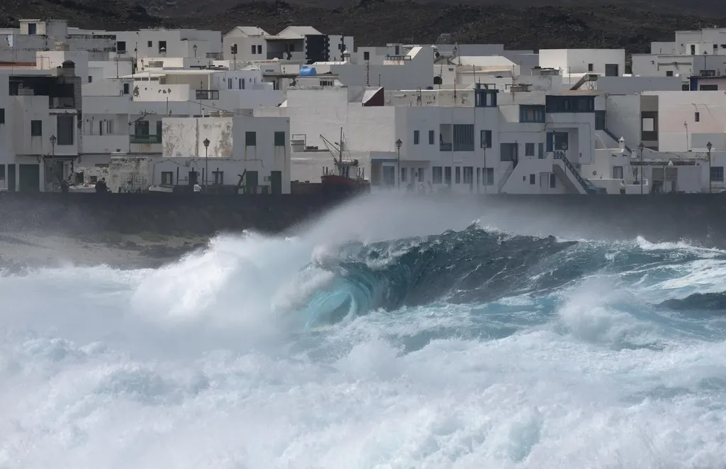 La borrasca ‘Therese’ golpea Canarias y obliga a reforzar emergencias en varias islas