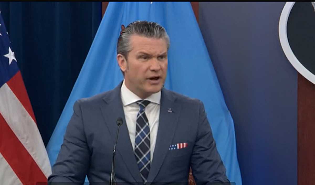 Pete Hegseth intentó comprar un fondo de acciones de defensa (IDEF) gestionado por BlackRock