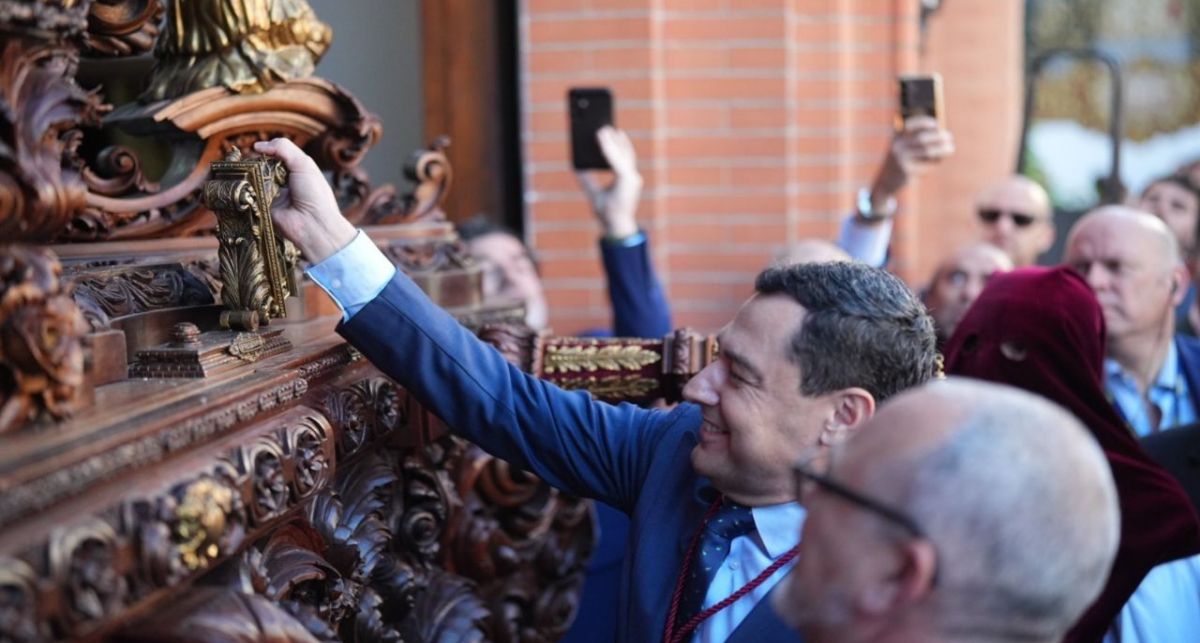 Moreno Bonilla y su familia se dirigen, este Domingo de Ramos, a la procesión de la Borriquita de Sevilla
