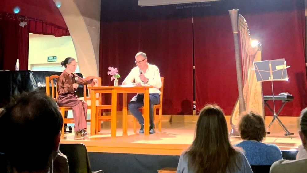 Beatriz Millán Poncela junto al compositor Gabriel Erkoreka durante el estreno de Kora