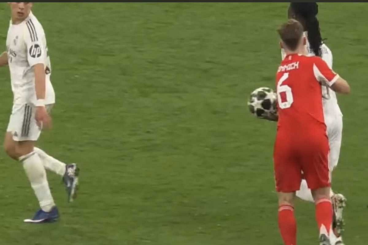 Camavinga retiene el balón. Madrid y Barça se sienten perjudicados por las decisiones arbitrales