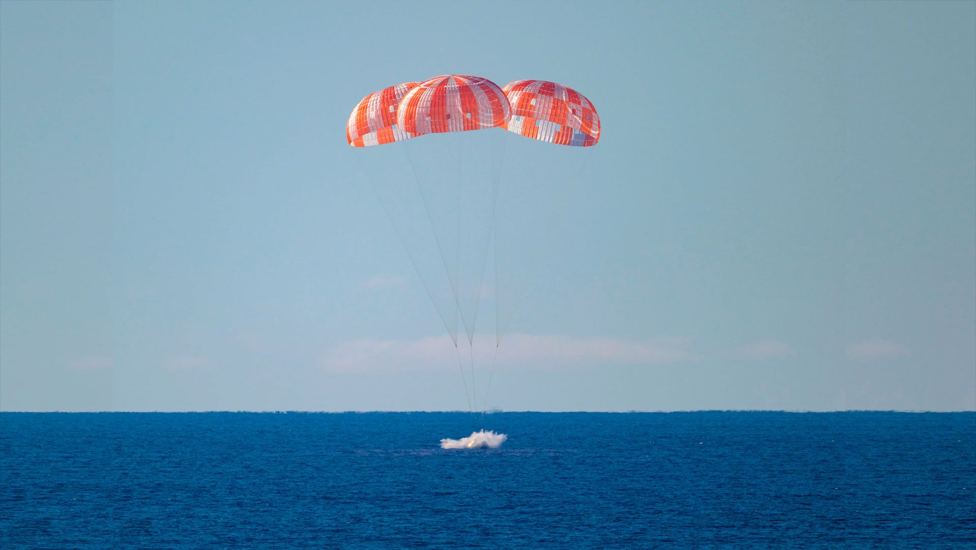 La nave espacial Orion de la NASA con los tripulantes de Artemis II, los astronautas de la NASA Reid Wiseman, comandante