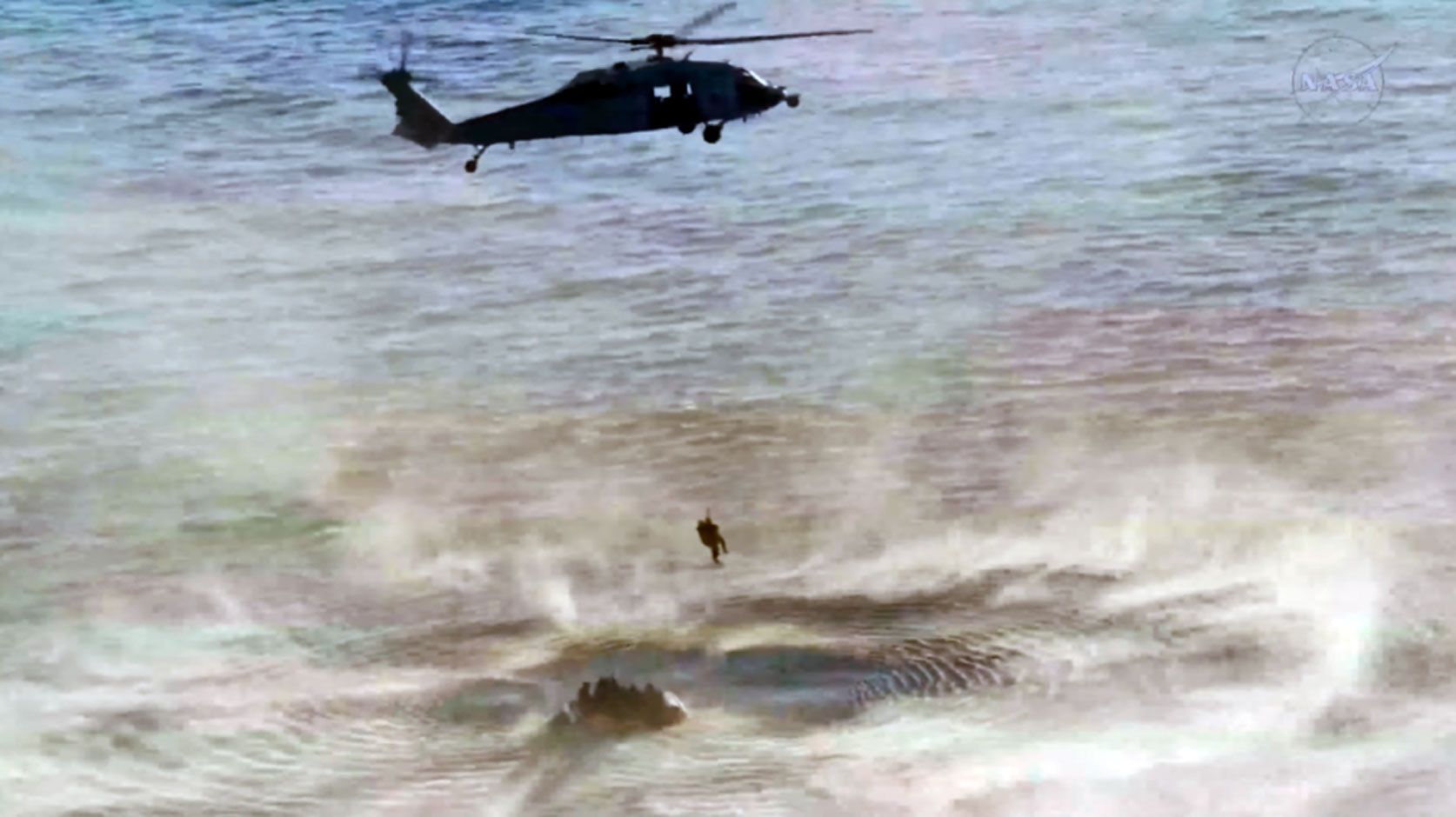 La especialista de la misión Artemis II y astronauta de la NASA, Christina Koch, está siendo recibida en un helicóptero militar estadounidense antes de ser trasladada en avión al USS John P. Murtha. NASA